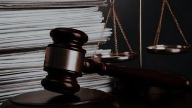 Burada neden herkes birilerinin avukatı oluyor?
