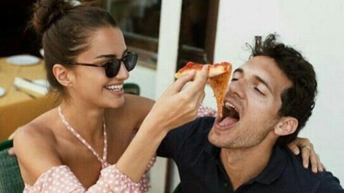 İlk buluşmada erkeğin yemek yemeği abartması saygısızlık mı?