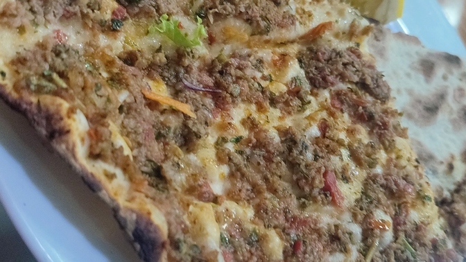 Lahmacun mu yoksa pizza mı?