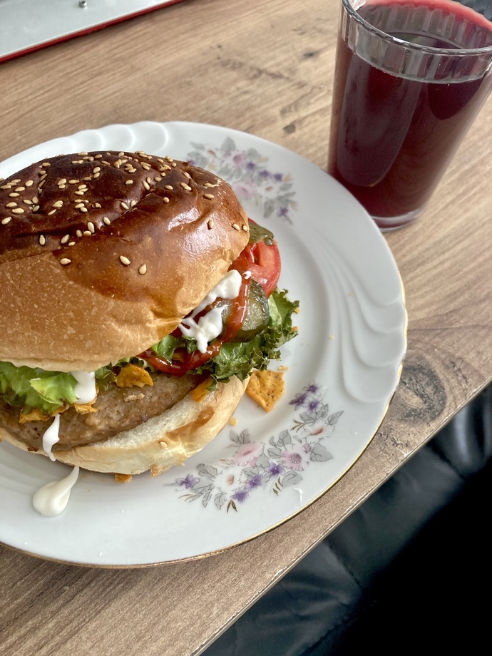 Hamburgerin yanına en iyi hangi içecek gider?