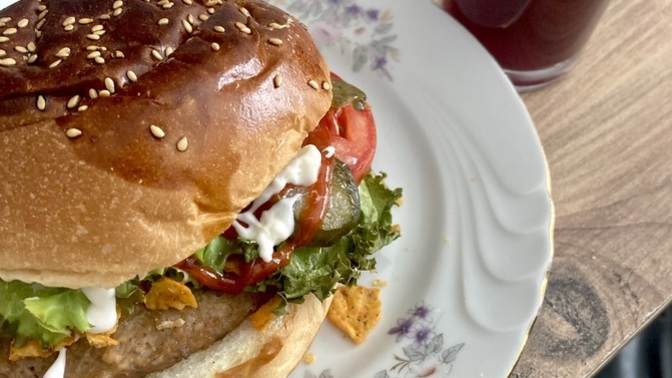 Hamburgerin yanına en iyi hangi içecek gider?