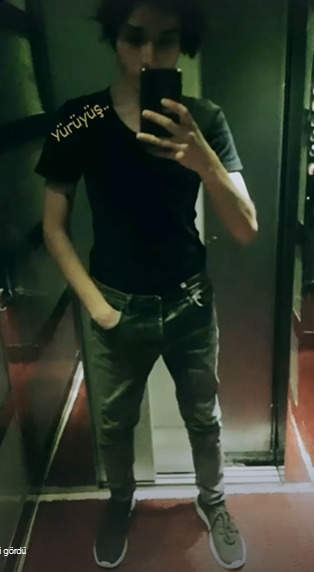 Kendimi çok çirkin buluyorum, özellikle zayıflığımı yüzümü saçımı ve arkadan görünüşümü, bu yürüyüşe giderken ki çektiğim fotoğraf?
