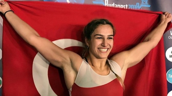 Adını tarihe yazdıran bir Türk kadını daha: Buse Tosun Çavuşoğlu Dünya Güreş Şampiyonu oldu! Kadınlarımız yıldız gibi parlamıyor mu?