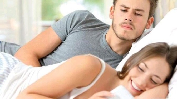 Sevgilim aşırı kıskanç başkası ile yaptığım WhatsApp görüşmemi görebilir mi?