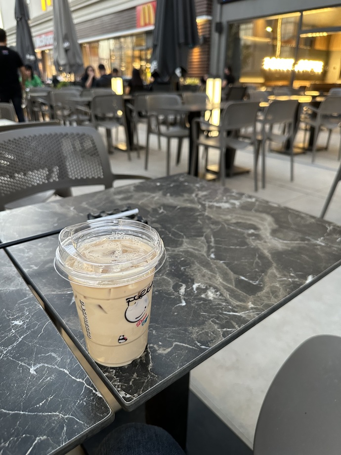 Millet sevgilisi ile cafeye geliyor ben hep tekim ne zaman sevgilim olacak?