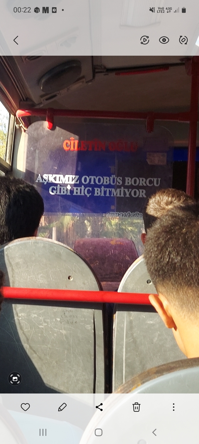 Sabah otobüste gördüm...