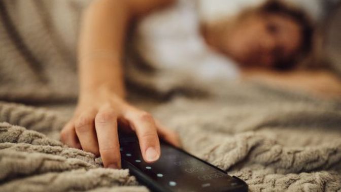 Sabahları kendiniz mi kalkarsınız yoksa alarm mı kaldırır?