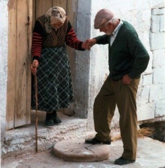 Yaşlı kayınvalidenize bakar mıydınız?