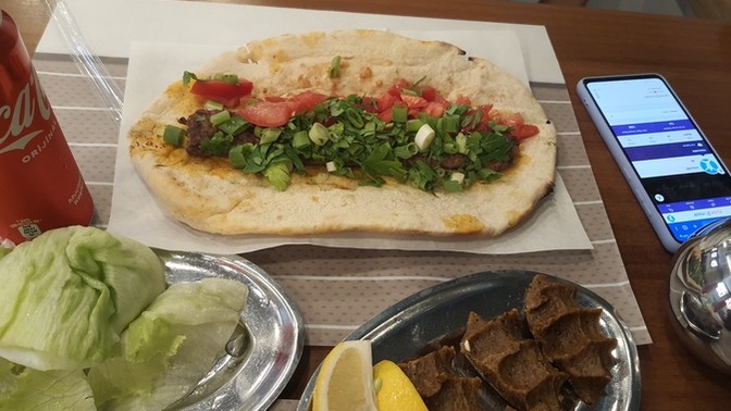 Senin tercihin Adana dürüm mü, çiğ köfte mi?