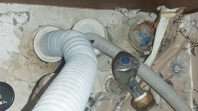 Mutfak musluğunun altından su geliyor, nasıl düzeltirim? 