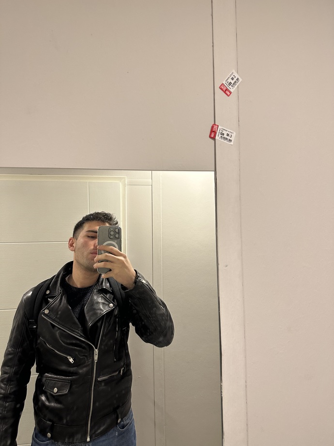 Böyle deri ceketim var bu ceketi almak mantıksız mı?
