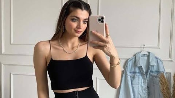 Aileyle tanışmaya giderken crop giyilir mi?