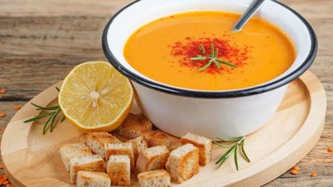 Mercimek çorbası salçalı mı olur salçasız mı?
