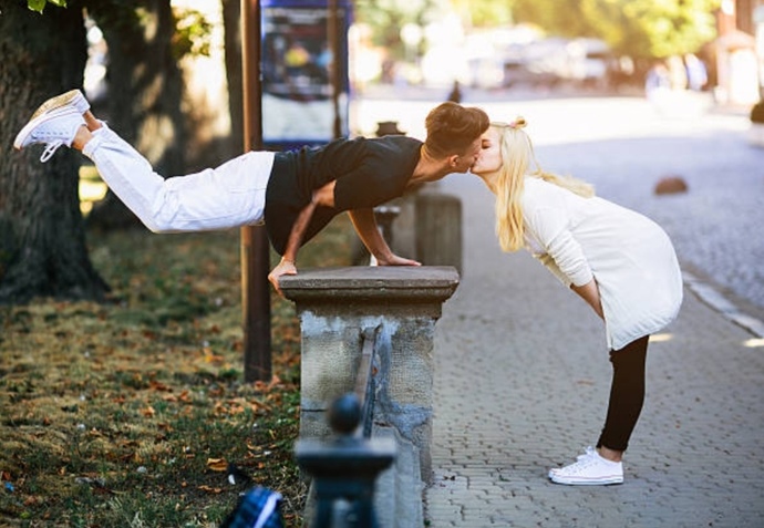 Toplum İçinde Öpüşmek Normal Mi?