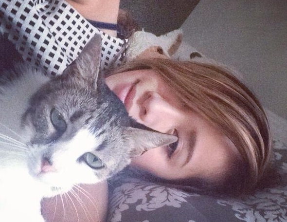 Çok güzel bir kedi sahiplendim ama bir türlü isim bulamadım, sizce ismi ne olsun?