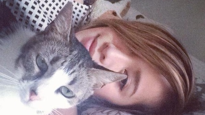 Çok güzel bir kedi sahiplendim ama bir türlü isim bulamadım, sizce ismi ne olsun?