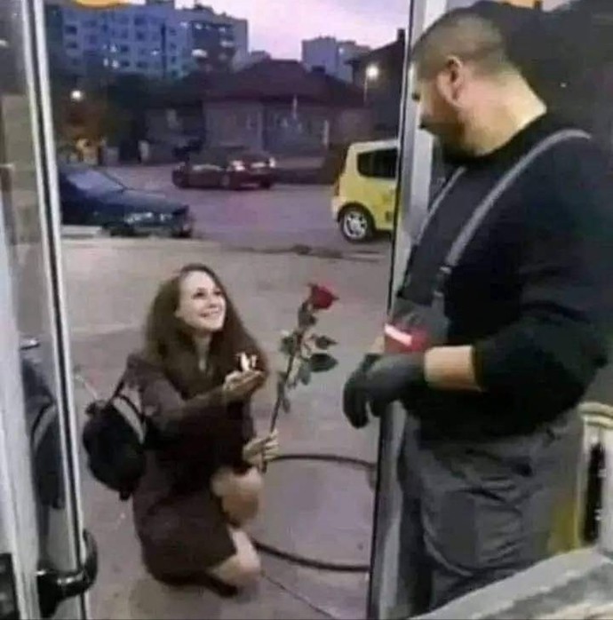 Kadınlar da diz çöküp erkeğine romantik bir şekilde çiçek vermeli midir?