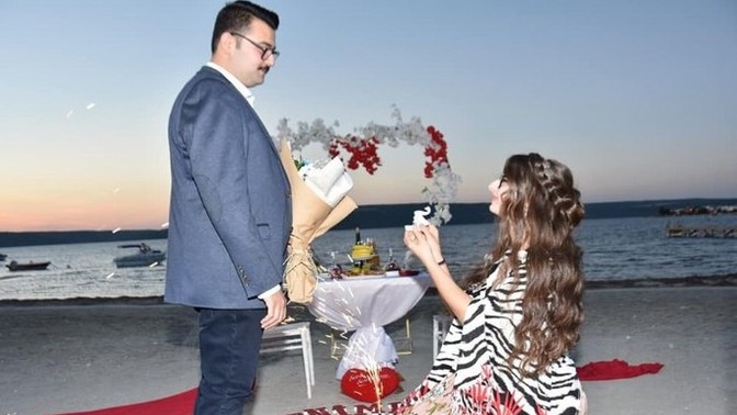 Kadınlar da diz çöküp erkeğine romantik bir şekilde çiçek vermeli midir?