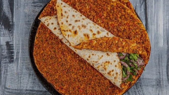 Lahmacunun yanında kola mı gider, ayran mı?