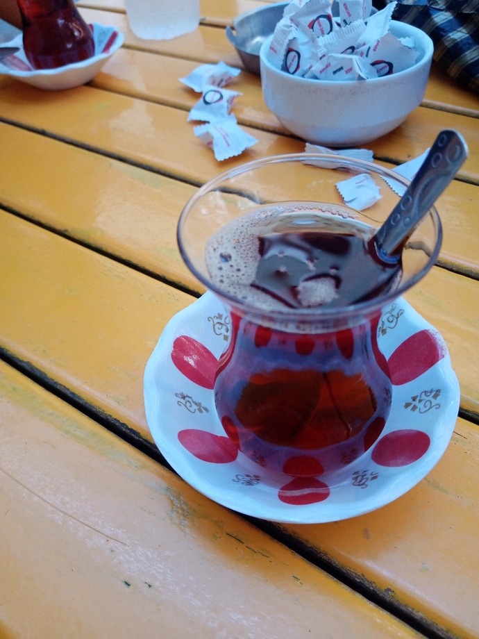Küp şekerin çayıma ettiğine bir bakın biri tükürmüş gibi duruyor öğğğkkk 😄