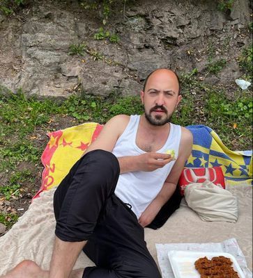 Beyaz atlet giymek kıroluk mudur?