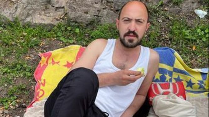 Beyaz atlet giymek kıroluk mudur?