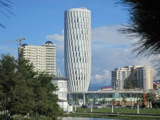 Resimde görülen bina Batum Belediye binası. Resmi kurumların hepsi bu binada. Ülkemizde de böyle bir sistem olsa nasıl olurdu?