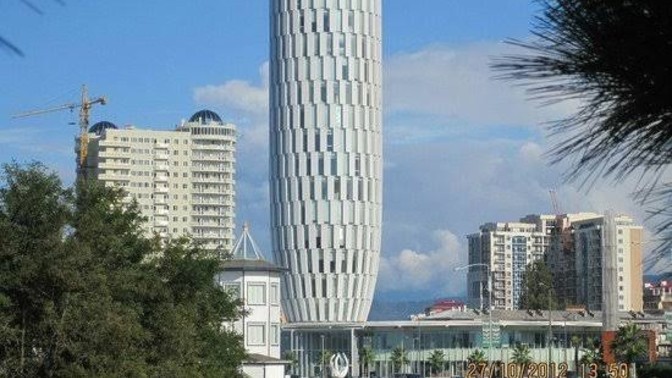 Resimde görülen bina Batum Belediye binası. Resmi kurumların hepsi bu binada. Ülkemizde de böyle bir sistem olsa nasıl olurdu?