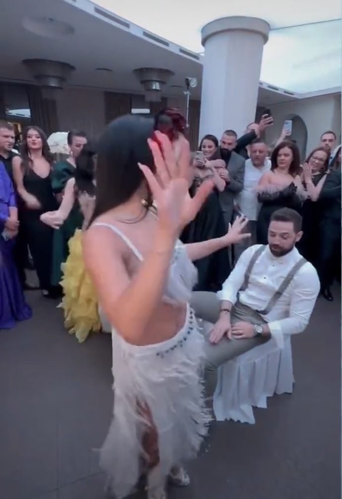 Eşiniz veya sevgiliniz ile birlikte gittiğiniz bir partide , dansçı kız sevgilinizin kucağına oturarak dans etse tepkiniz ne olur?