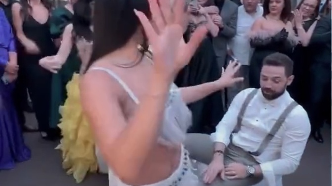 Eşiniz veya sevgiliniz ile birlikte gittiğiniz bir partide , dansçı kız sevgilinizin kucağına oturarak dans etse tepkiniz ne olur?