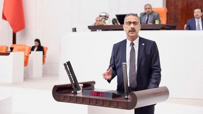 Sakarya Milletvekili Bayraktar vekil maaşı eleştirilerine yanıt olarak "Maaş yapılan işe göre az" dedi! Haklı buluyor musunuz?