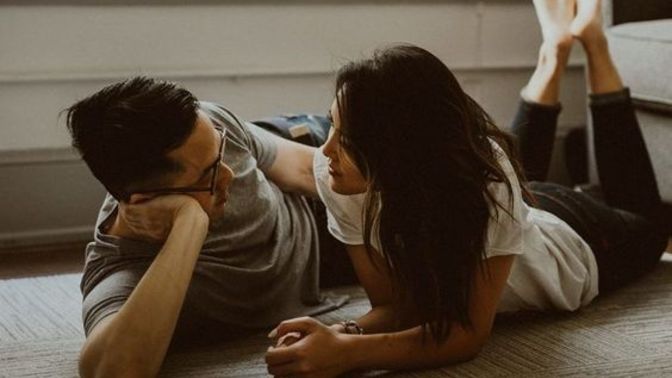 Sevgilim işsiz, güçsüz ve sürekli evde yan gelip yatıyor. Bu durumdan çok sıkıldım, ne yapmalıyım?