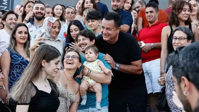 Acun Ilıcalı, tüm çalışanlarını aileleriyle birlikte Alaçatı'ya tatile götürdü. Acun Medya'da çalışmak ister miydiniz?