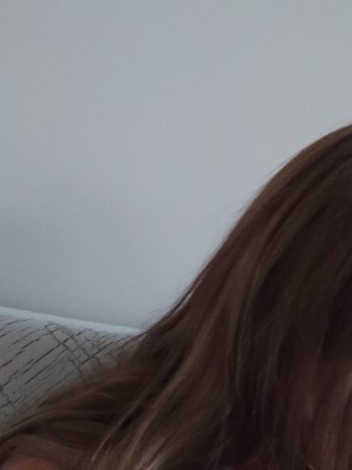 Bu saça sarı boya sürsem rengi açılır mı?
