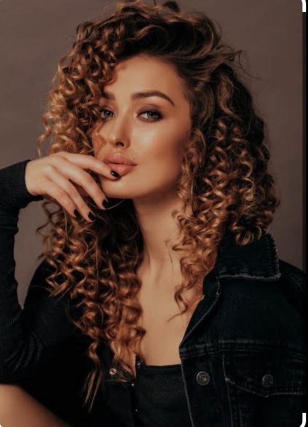 Kıvırcık saç kadını daha mı çekici gösterir?