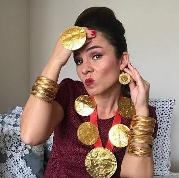 Kızlar, DÜĞÜNLERE GİDERKEN NEDEN ÇOOK SÜSLENİYOR SUNUZ?
