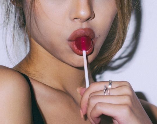 Dışarda dondurma veya lolipop yalamak toplum tarafından neden cinsellik çağrışımı olarak algılanır?