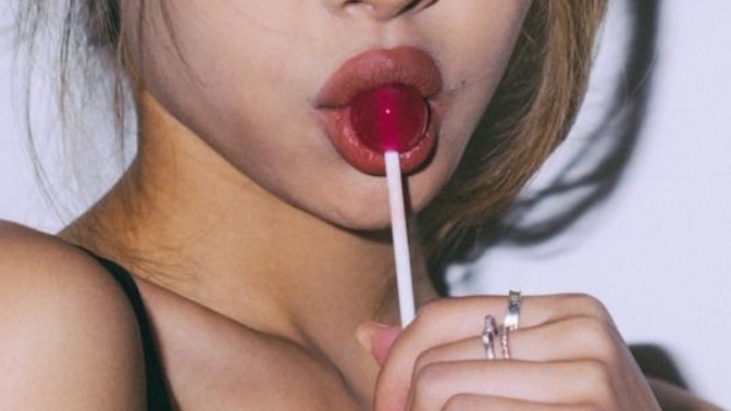 Dışarda dondurma veya lolipop yalamak toplum tarafından neden cinsellik çağrışımı olarak algılanır?