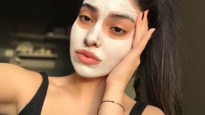 Yüzüne hayatı boyunca kil maskesi yapmamış kadın var mıdır?
