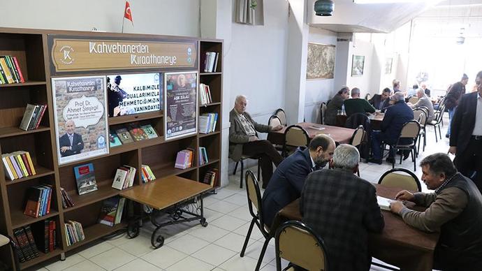 Sabahtan akşama kadar kahvehanede oturan erkekler hakkında ne düşünüyorsunuz?