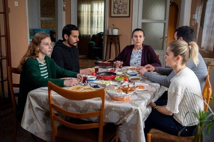 Sevgilinle olan ilişkini ailesi onaylamıyor ! Nasıl bir yol izlersin?