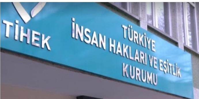 Başörtülü öğrencinin kaydını yapmayan okul müdürüne para cezası aldı. Sizce biz ne zaman bu düşüncelerden kurtulacağız?