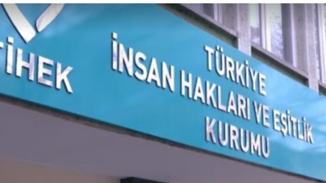 Başörtülü öğrencinin kaydını yapmayan okul müdürüne para cezası aldı. Sizce biz ne zaman bu düşüncelerden kurtulacağız?