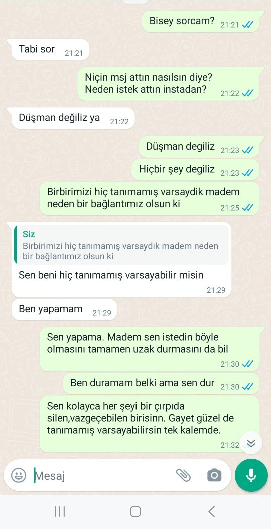 Sevgilimle bir hafta önce ayrıldık. Bir erkek neden eski sevgilisine mesaj atar, istek atar?