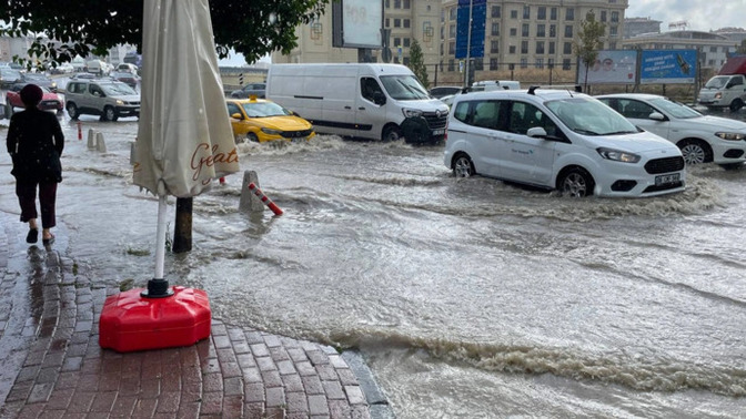 Sabah İstanbul'da yağmur felci yaşandı, size de uğradı mı?