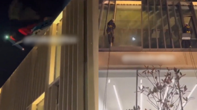 İstanbul'da bir AVM'de satılacak iPhone 15'ler gece saatlerinde helikopterle getirilmiş. Çalınacak diye mi korkuyorlar sizce?