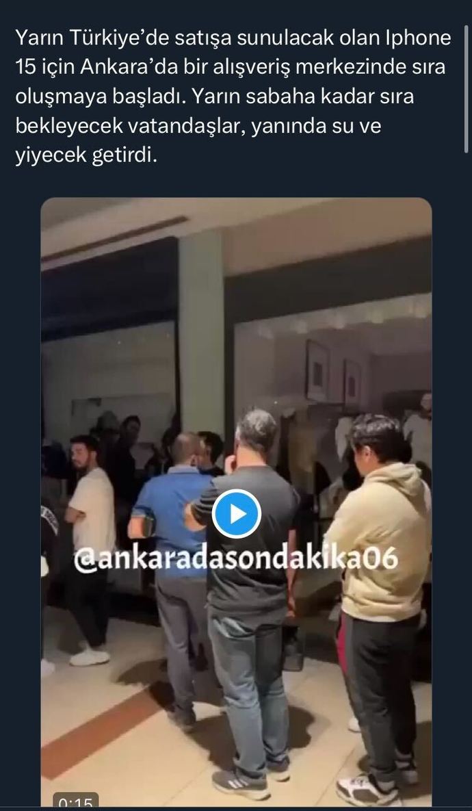 iPhone 15 için bir AVMde gece kuyruğu başlamış. Siz telefon için sıra bekler miydiniz?
