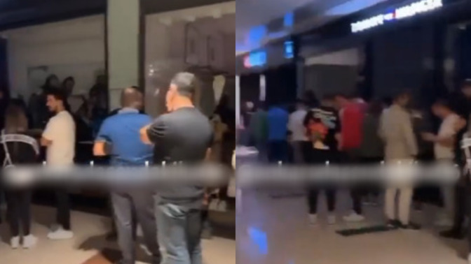 iPhone 15 için bir AVM'de gece kuyruğu başlamış. Siz telefon için sıra bekler miydiniz?