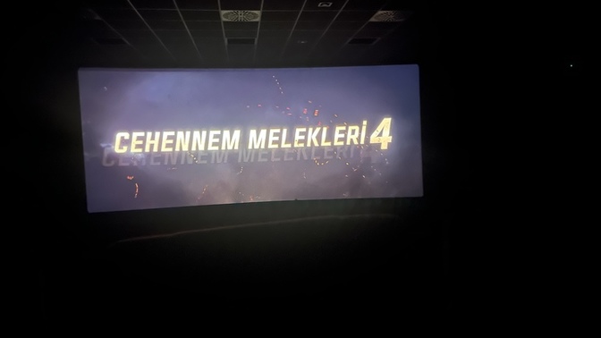 Sinema salonunda tek başına film izler misiniz?