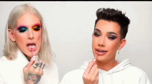 Dudaklarına mat ruj mu yoksa lip gloss mu daha çok yakışıyor?